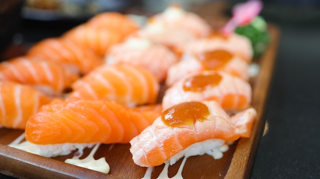 Sushi z łososia Japońskie jedzenie na stole w restauracji Japońska kuchnia Sashimi Salmon sushi nigiri