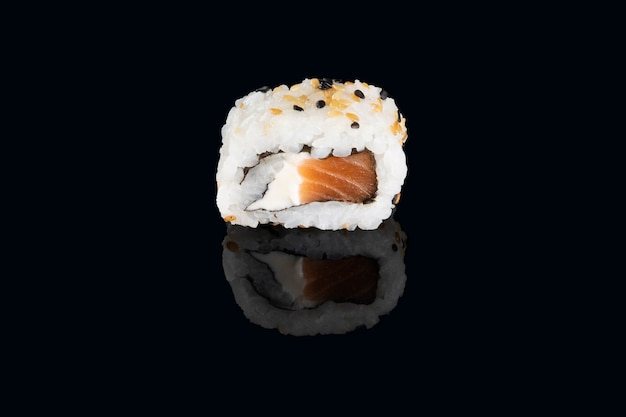 Sushi z łososia na białym tle.