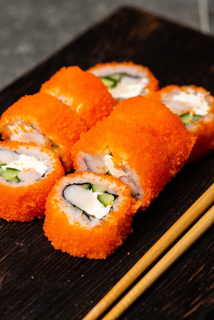 Sushi z łososia, wędzonego węgorza, awokado, sera kremowego, menu sushi, jedzenie japońskie