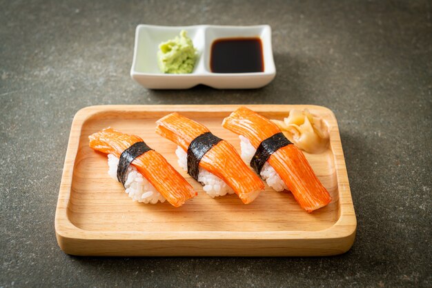 Sushi Z Paluszkiem Krabowym Na Drewnianym Talerzu - Po Japońsku?