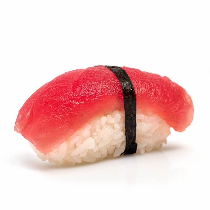 Zdjęcie sushi z tuńczyka nigiri na białym tle kuchnia azjatycka menu sushi jedzenie do dostawy