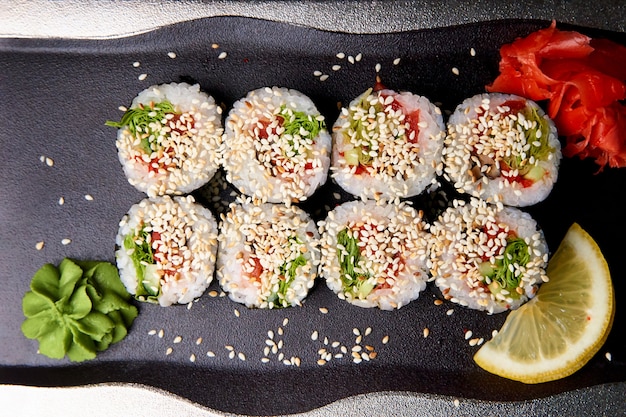 Sushi z wasabi i imbirem na talerzu.