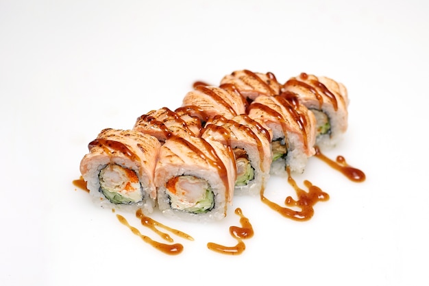 Sushi zestaw fusion na białym tle