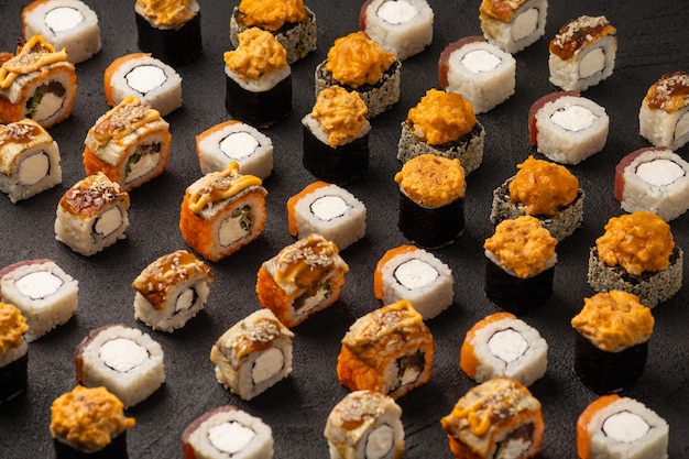 Sushi zestaw wzór na czarnym tle