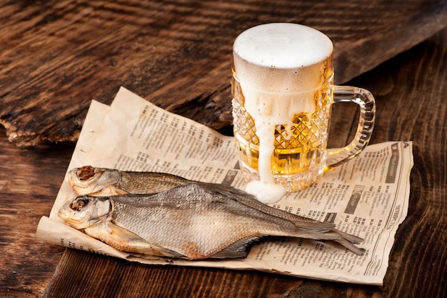Suszona ryba i kufel piwa