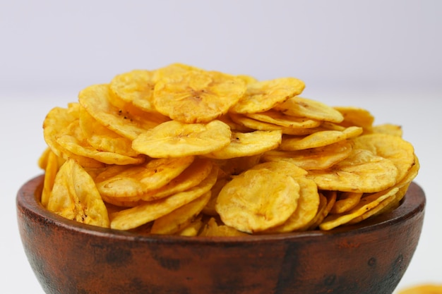 Suszone chipsy bananowe lub wafle bananowe pięknie ułożone w fajansie