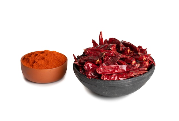 Suszone czerwone papryczki chili z chili w proszku na białym tle