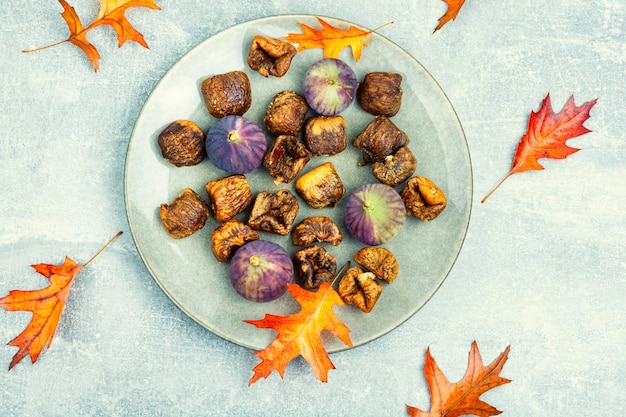 Suszone i świeże figi jesienny deser