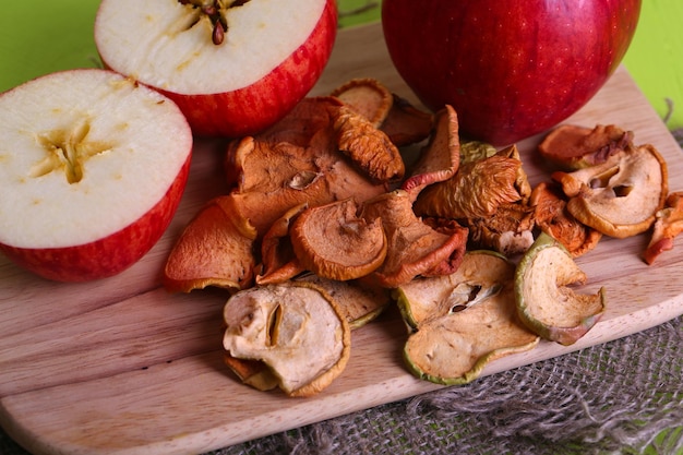 Suszone jabłka na desce do krojenia na kolor tła drewniane