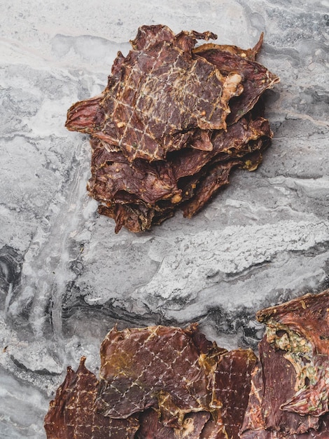 Zdjęcie suszone marmurkowe kawałki mięsa odwodnione plastry w przyprawach solone miejsce na kopię
