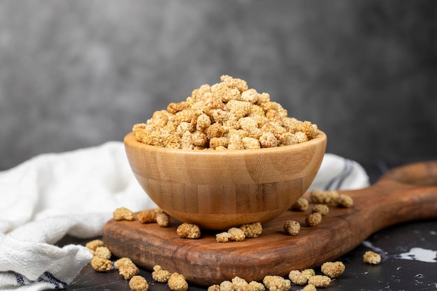 Suszone morwe suszone morwe w drewnianej misce superfood wegetariańska koncepcja żywności zdrowe przekąski