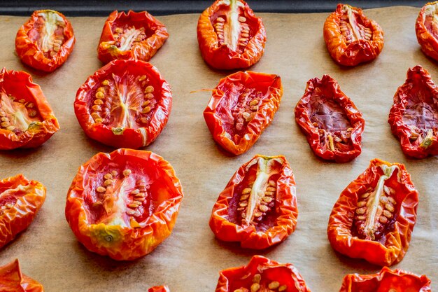 Suszone na słońcu lub suszone połówki pomidorów widok z góry różne kształty i rozmiary nasion