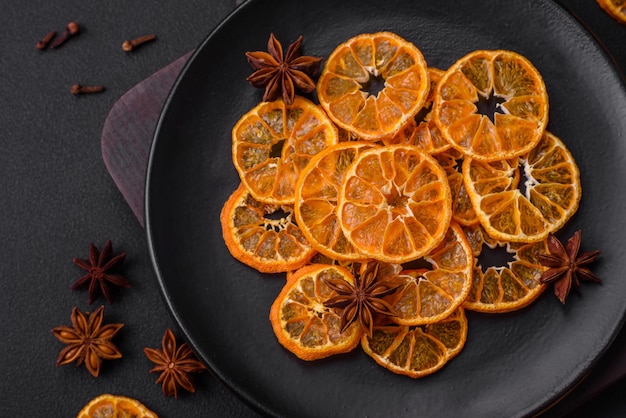 Zdjęcie suszone okrągłe plastry jasnej pomarańczowej mandarynki