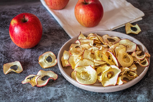 Zdjęcie suszone organiczne chipsy jabłkowe w misce