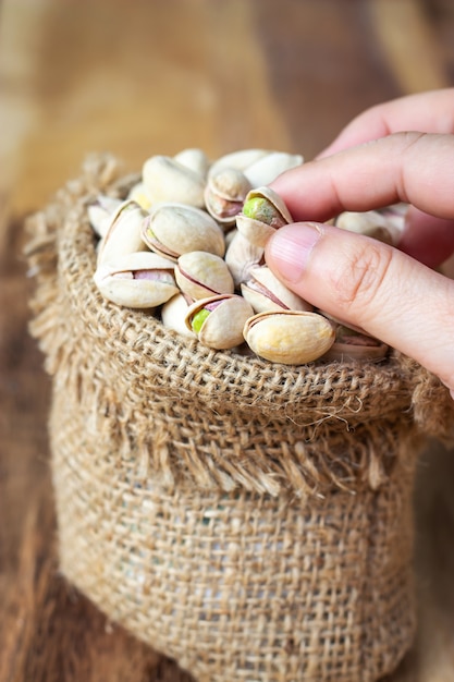 Suszone Pistacje W Małym Worku. Ziarno Dla Zdrowia. Dobry Tłuszcz.