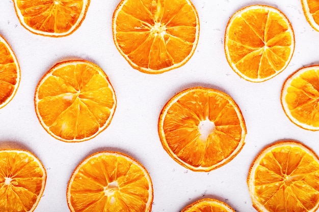 Zdjęcie suszone plasterki owoców pomarańczy wzór chipsy na białym tle kamienia