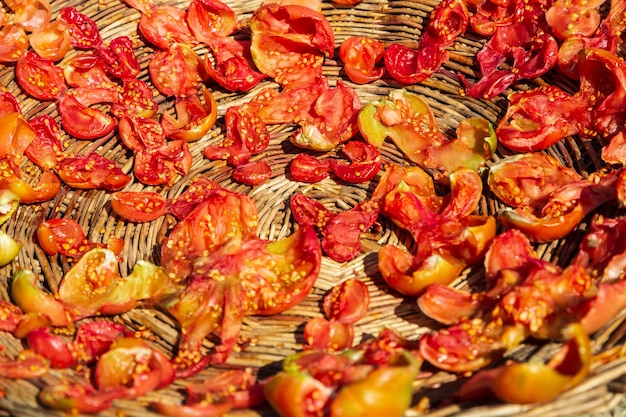 Suszone pomidory leżące w słomianych misach. Jedzenie Kałaszów. Chitral, Pakistan