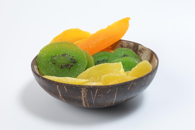 Suszony konserwowany zielony ananas kiwi dojrzały kawałek owocu kolorowy słodki w kokardce z łupin orzecha kokosowego