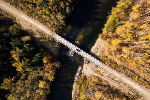 Suv Na Drewnianym Moście Nad Małą Halną Rzeką Jesień Las