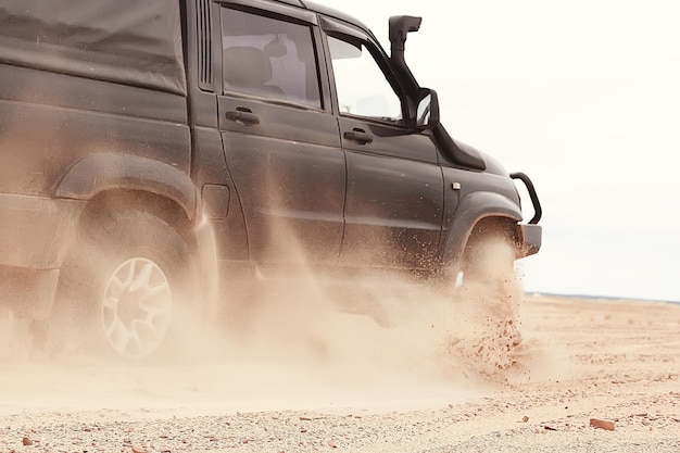 SUV na pustyni / stary zabytkowy samochód terenowy, wyprawa na pustynię po piasku, ekstremalne samochody
