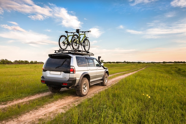 SUV z dwoma rowerami na bagażniku dachowym