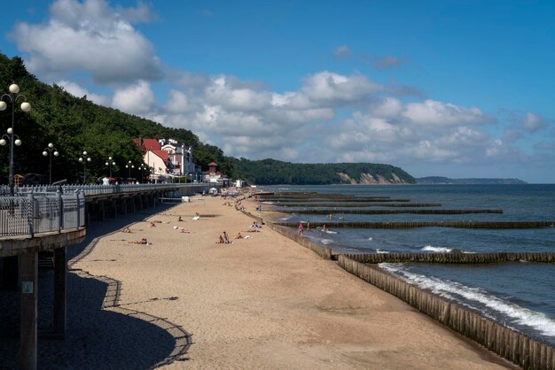 Svetlogorsk Kaliningrad region Rosja 07032022 Widok na promenadę wzdłuż wybrzeża Morza Bałtyckiego i plażę miejską w słoneczny letni dzień