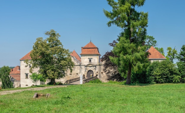 Zdjęcie svirzh, ukraina 10.07.2021. zamek svirzh w obwodzie lwowskim na ukrainie w słoneczny letni dzień