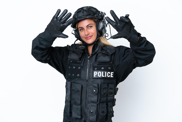 SWAT kaukaska kobieta na białym tle licząc osiem palcami
