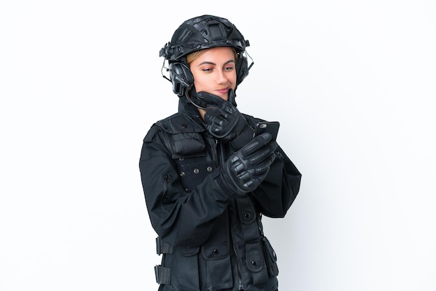 SWAT kaukaska kobieta na białym tle myśląca i wysyłająca wiadomość