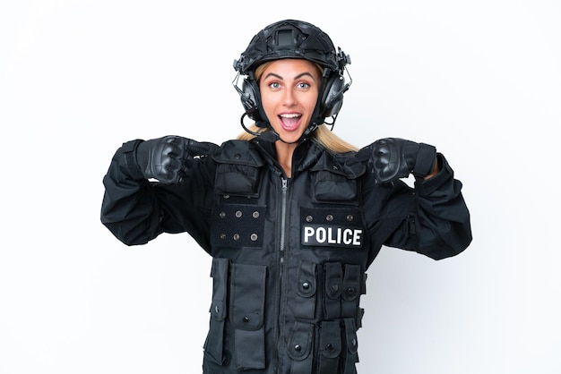 SWAT kaukaska kobieta na białym tle z niespodzianką wyrazem twarzy