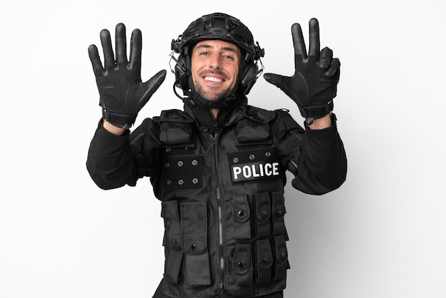 SWAT kaukaski mężczyzna na białym tle licząc osiem palcami