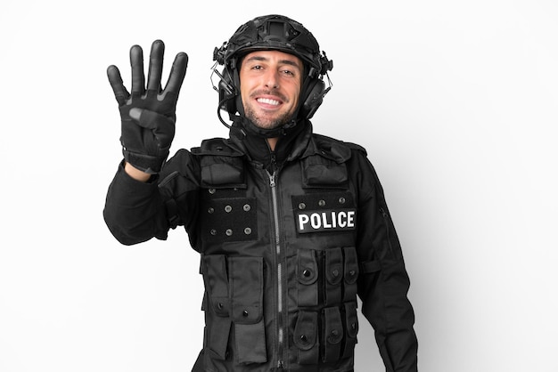 SWAT kaukaski mężczyzna na białym tle szczęśliwy i liczący cztery palcami
