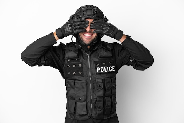 SWAT kaukaski mężczyzna na białym tle zakrywający oczy rękami
