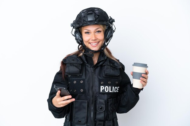 SWAT Rosjanka na białym tle trzymająca kawę na wynos i telefon komórkowy