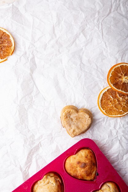 Sweetheart Bakery oferuje słodycze w kształcie serca i suszone plasterki pomarańczy dla kreatywnych koncepcji deserów