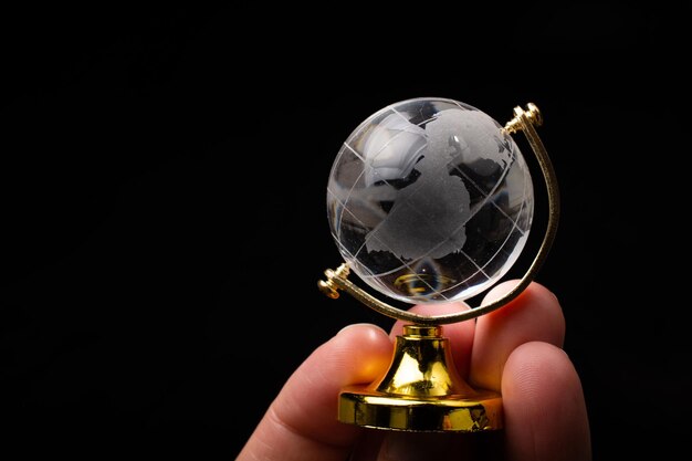 Zdjęcie Świat globu kryształowego szkła w ręku globalny biznes i gospodarka koncepcja ochrony środowiska lub ekologii