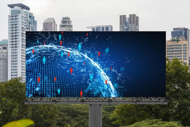 Świat planety Ziemia hologram mapy i ikony mediów społecznościowych na billboardzie nad panoramą miasta Bangkok Azji Południowo-Wschodniej Pojęcie ludzi sieci i połączeń