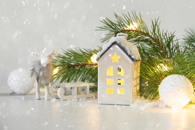 Świąteczna bajka z magicznym domkiem przykrytym śniegiem jeleń i sanie