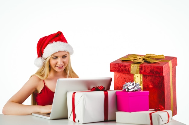 Świąteczna blondynka robi zakupy online z laptopem
