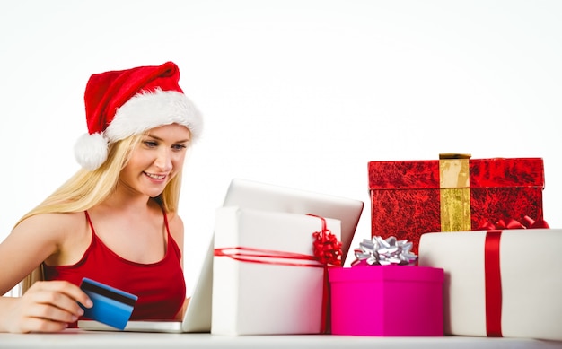 Zdjęcie Świąteczna blondynka robi zakupy online z laptopem