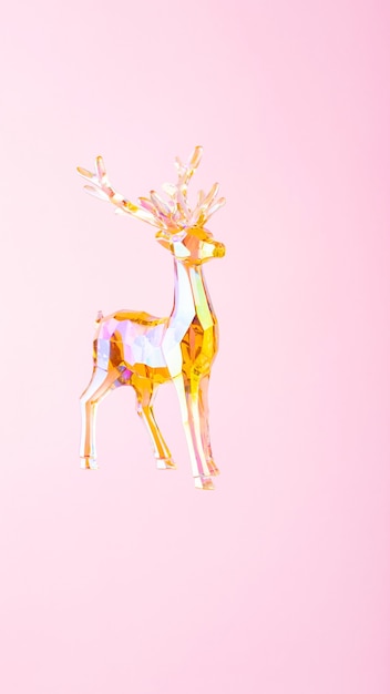 Świąteczna dekoracja figurka jelenia na różowym tle. Świąteczna kompozycja z holograficzną zabawką jelenia. Świąteczna koncepcja wakacje. Skopiuj miejsce