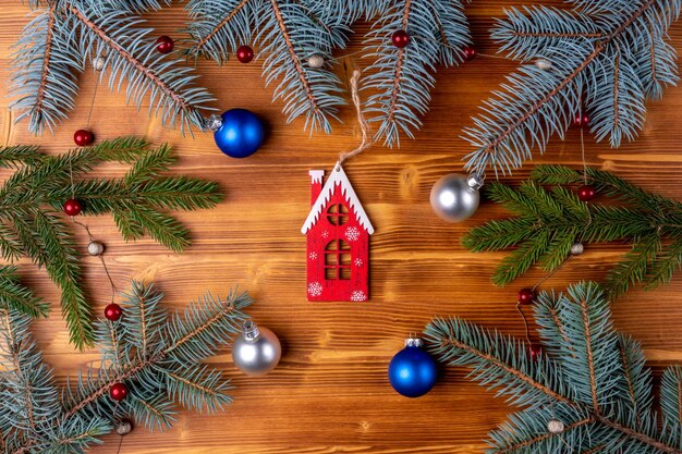 Świąteczna dekoracja, gałęzie choinki na drewnianym tle. Boże Narodzenie
