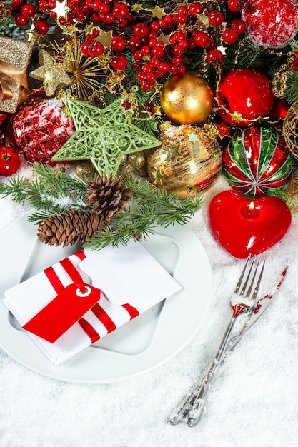 Świąteczna dekoracja stołu bożonarodzeniowego z czerwoną świecą w kształcie serca. kolorowe tło wakacje