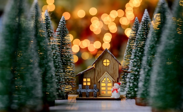 Świąteczna dekoracja w domu. Obchody Bożego Narodzenia i Nowego Roku na imprezę na wakacjach.