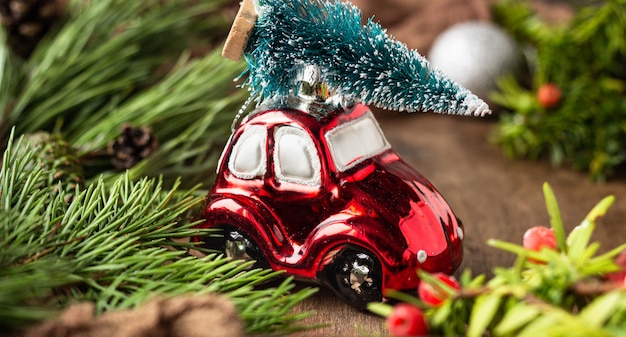 Świąteczna dekoracja z małym ornamentem samochodowym