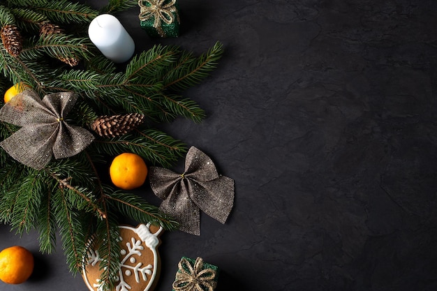 Świąteczna dekoracja z szyszek jodły i mandarynek na ciemnym tle