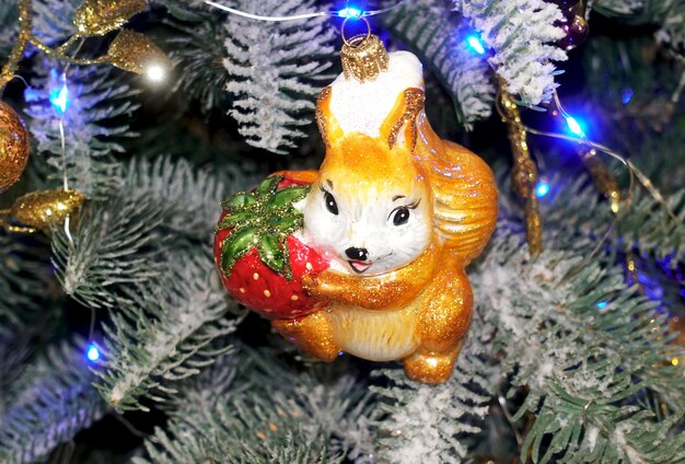 Zdjęcie Świąteczna figurka uroczej wiewiórki na choinkie
