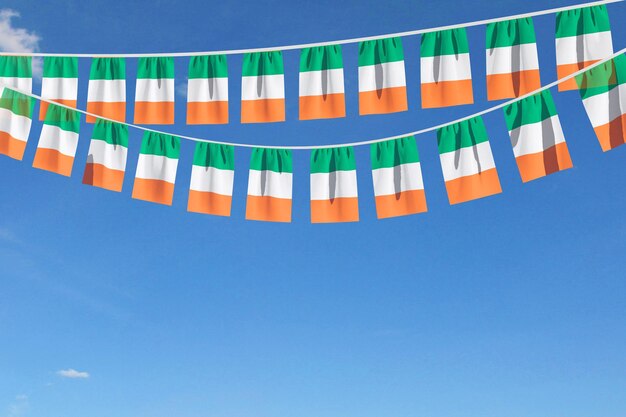Świąteczna flaga Irlandii wisząca na tle błękitnego nieba d render