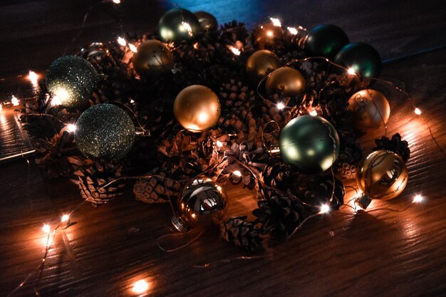 Świąteczna i noworoczna dekoracja szyszki lekka girlanda noc wakacyjna atmosfera