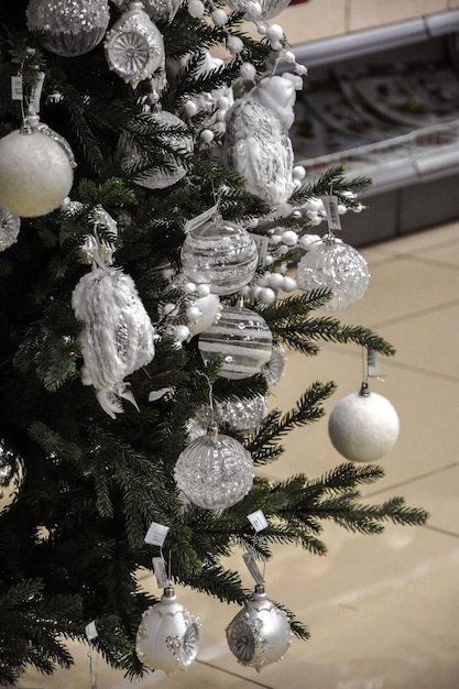 Świąteczna i noworoczna dekoracja w kształcie bombki choinka świąteczna atmosfera